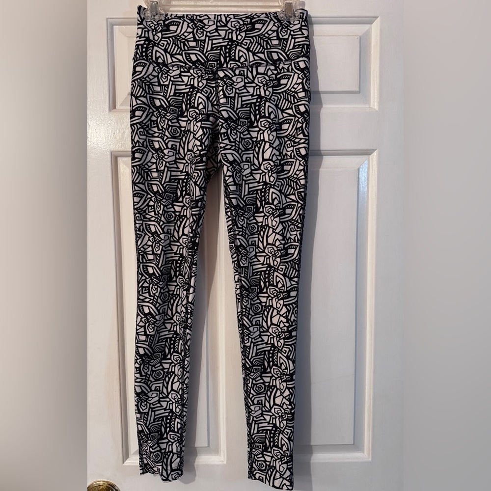 Mondetta Fun Black and White Abstract Line Art Leggings EUC